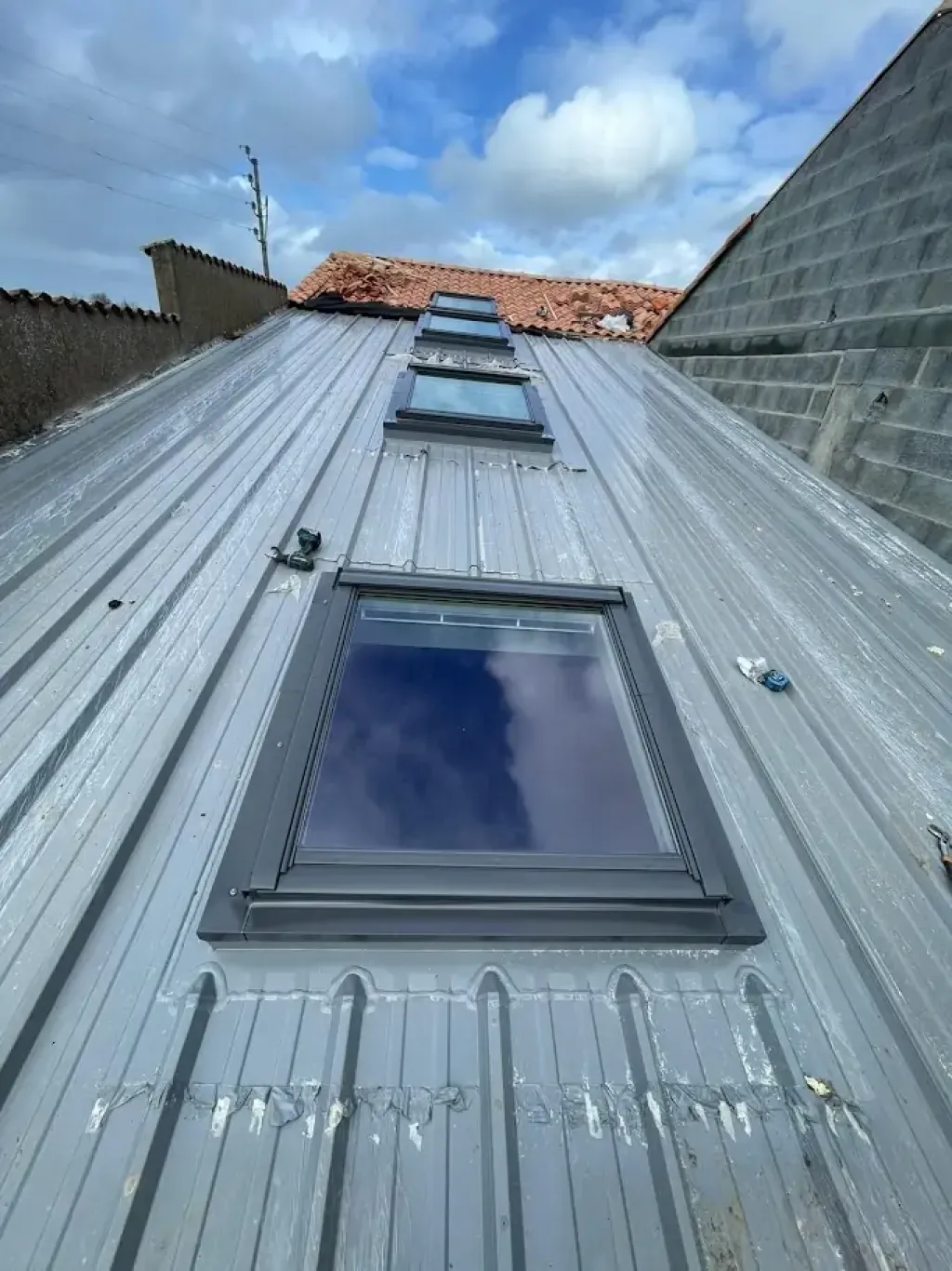 Création d une couverture bac acier en 140mm avec trois Velux chevronnée en atelier